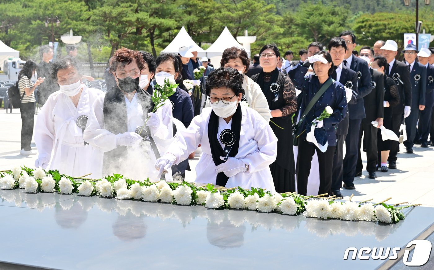 본문 이미지 - 제43주년 5·18 민주화운동 기념일을 하루 앞둔 17일 오전 광주 북구 국립 5·18 민주묘지에서 열린 추모제에서 오월어머니회가 헌화하고 있다. (공동취재) 2023.5.17/뉴스1 ⓒ News1 황기선 기자