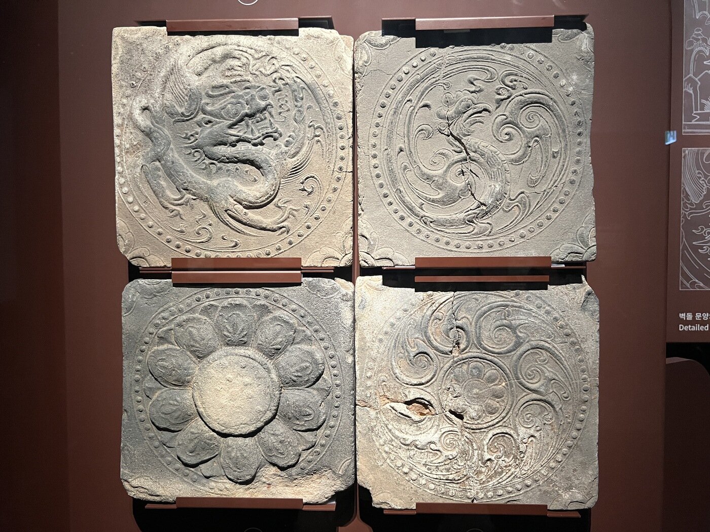 본문 이미지 - 꽃잎을 새긴 무늬 벽돌 4종. (국립중앙박물관 제공)  