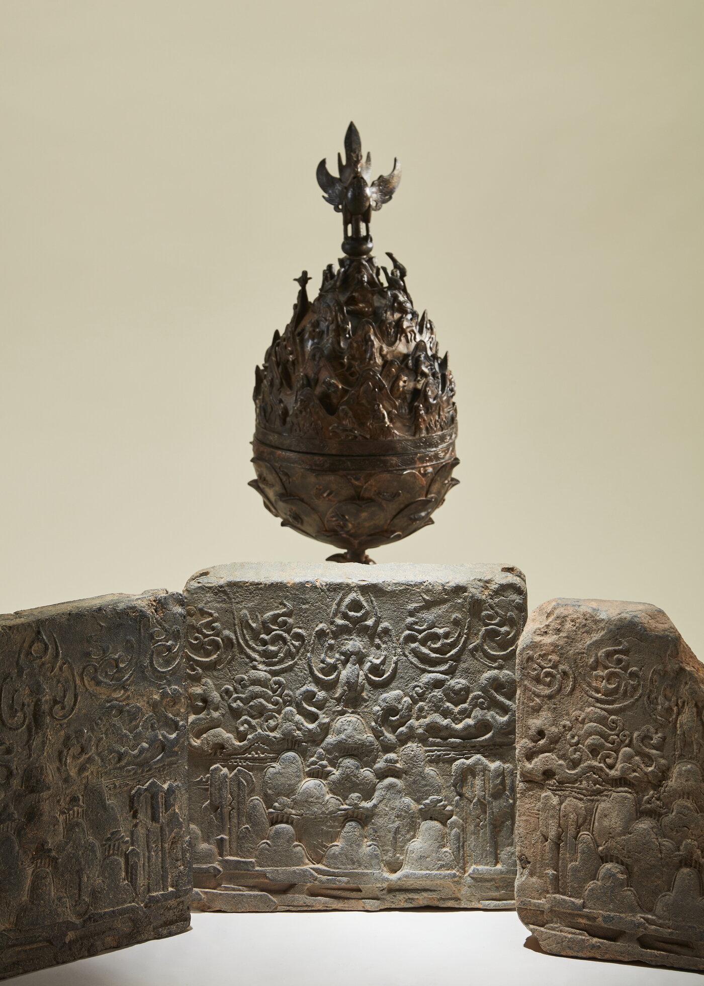 본문 이미지 - 백제금동대향로와 산수봉황무늬 벽돌. (국립중앙박물관 제공)