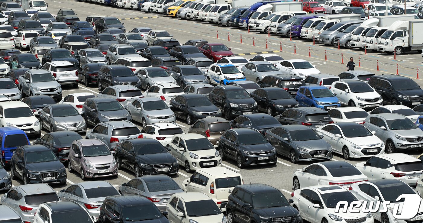 본문 이미지 - 17일 경기 시흥시 현대글로비스 오토벨시화센터에서 중고차 경매 응찰에 참가하기 전 회원들이 매물을 살펴보고 있다.  2023.5.17/뉴스1 ⓒ News1 안은나 기자