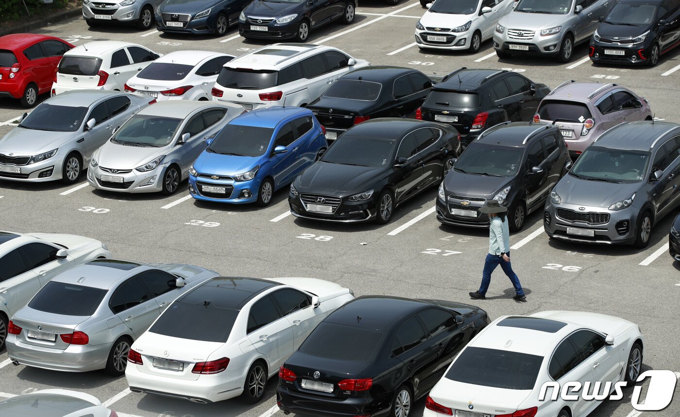 본문 이미지 - 17일 경기 시흥시 현대글로비스 오토벨시화센터에서 중고차 경매 응찰에 참가하기 전 회원들이 매물을 살펴보고 있다. 2023.5.17/뉴스1 ⓒ News1 안은나 기자