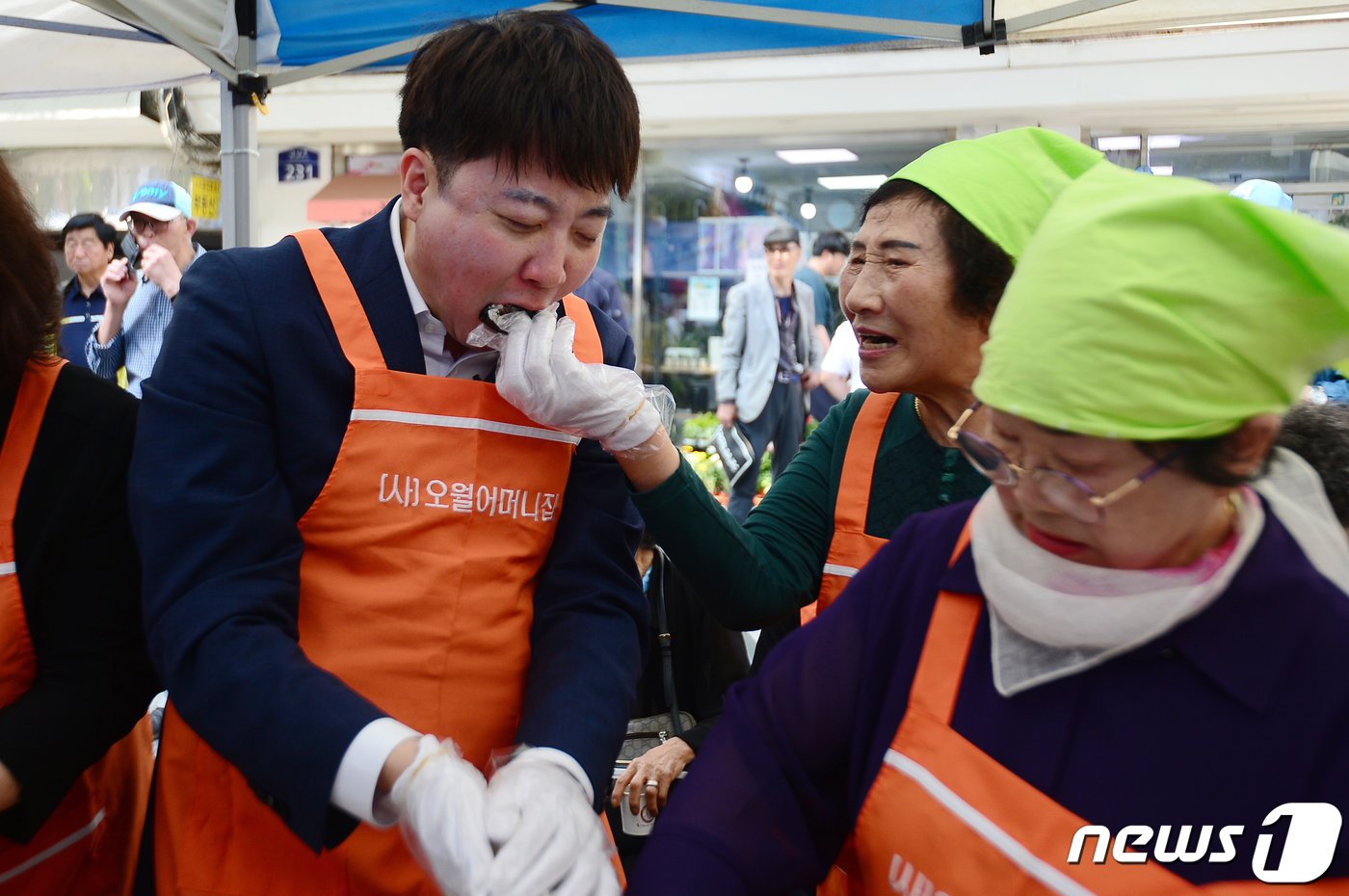 이준석 전 국민의힘 대표가 17일 오후 광주 동구 금남로에서 열린 5.18민주화운동 전야제에 참석해 오월어머니가 건넨 주먹밥을 먹고 있다. 2023.5.17/뉴스1 ⓒ News1 이승현 기자