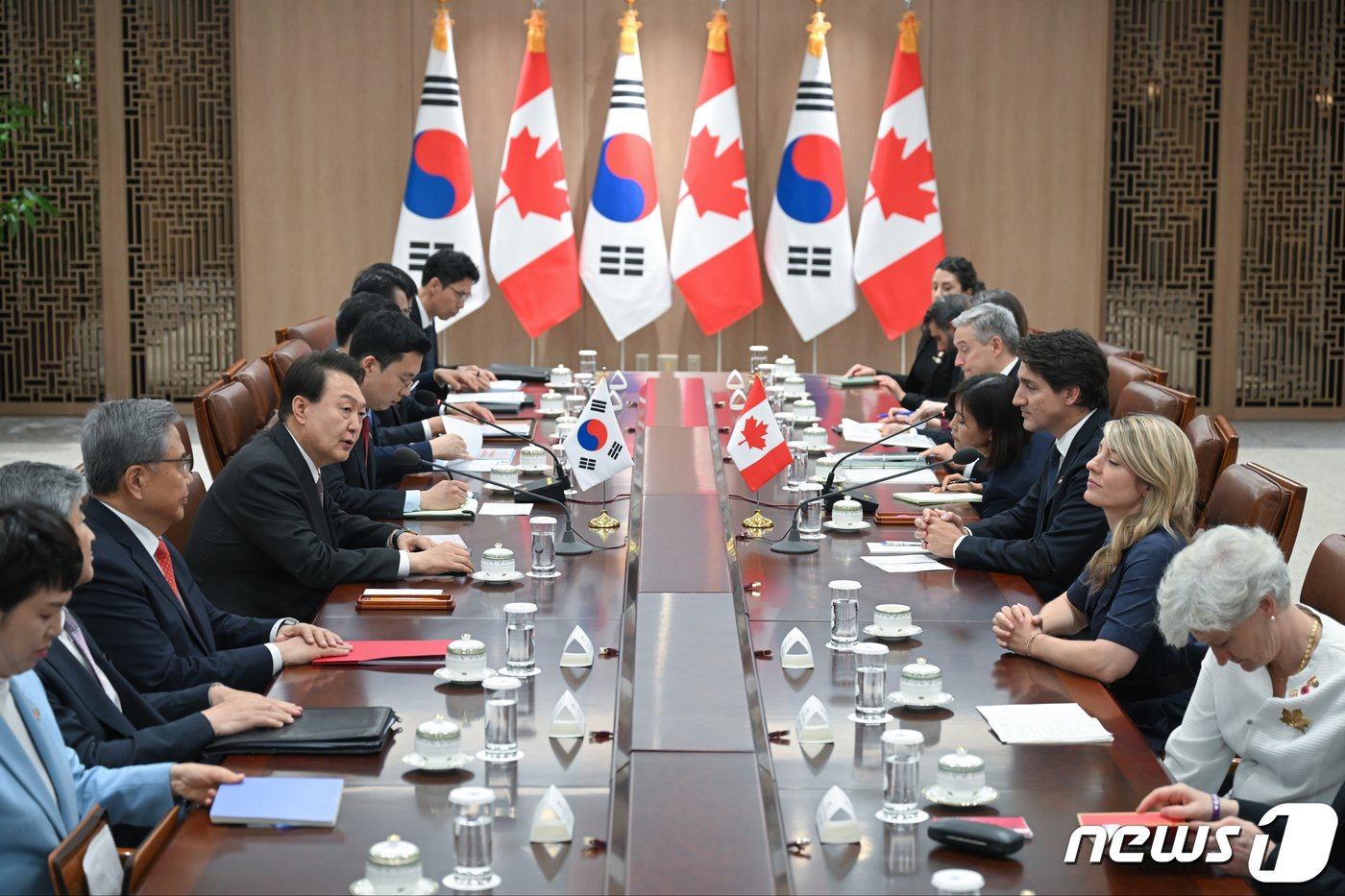 본문 이미지 - 윤석열 대통령과 저스틴 트뤼도 캐나다 총리가 17일 용산 대통령실 청사에서 확대 정상회담을 하고 있다. (대통령실 제공) 2023.5.17/뉴스1 ⓒ News1 오대일 기자