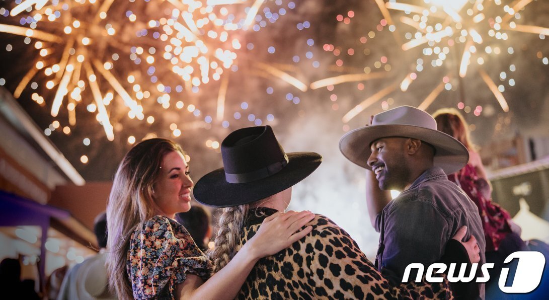 본문 이미지 - 저녁이 되면 성대한 이브닝 쇼가 진행된다(알버타 관광청 제공)