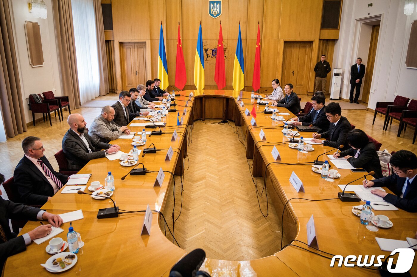 본문 이미지 - 15일&#40;현지시간&#41; 우크라이나 키이우에서 드미트로 쿨레바 우크라이나 외무장관이 리후이 중국 특사와 회담하고 있다. ⓒ 로이터=뉴스1 ⓒ News1 권진영 기자