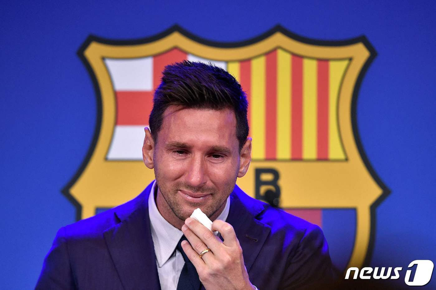 본문 이미지 - 2021년 바르셀로나를 떠나며 눈물을 흘렸던 메시. ⓒ AFP=뉴스1
