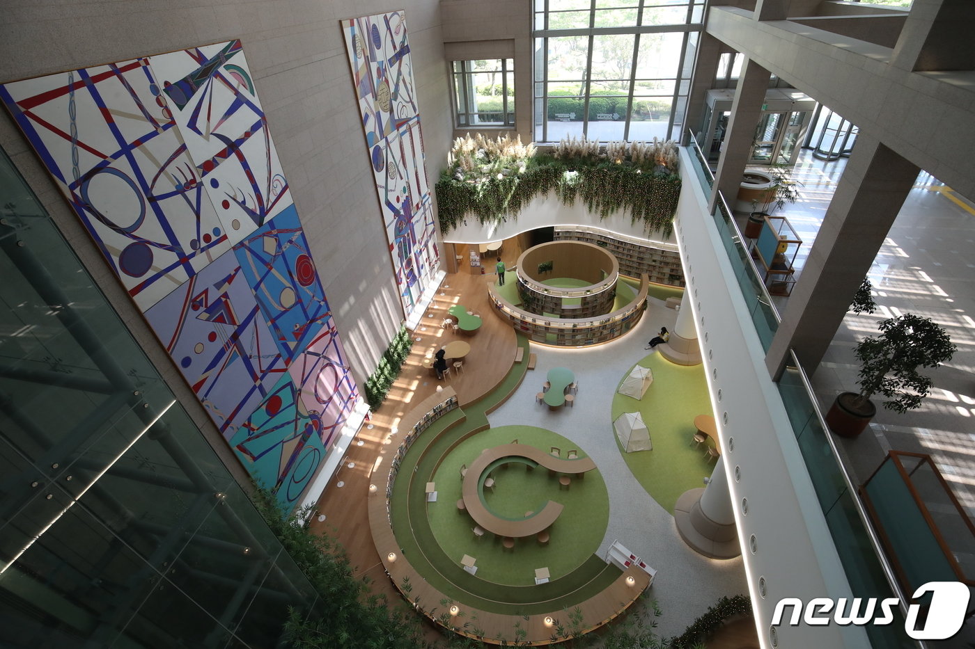 본문 이미지 - 부산시청 로비 오른쪽 들락날락 내 설치된 故 전혁림 화백의 '한국의 풍물'.2023.5.17. 윤일지 기자