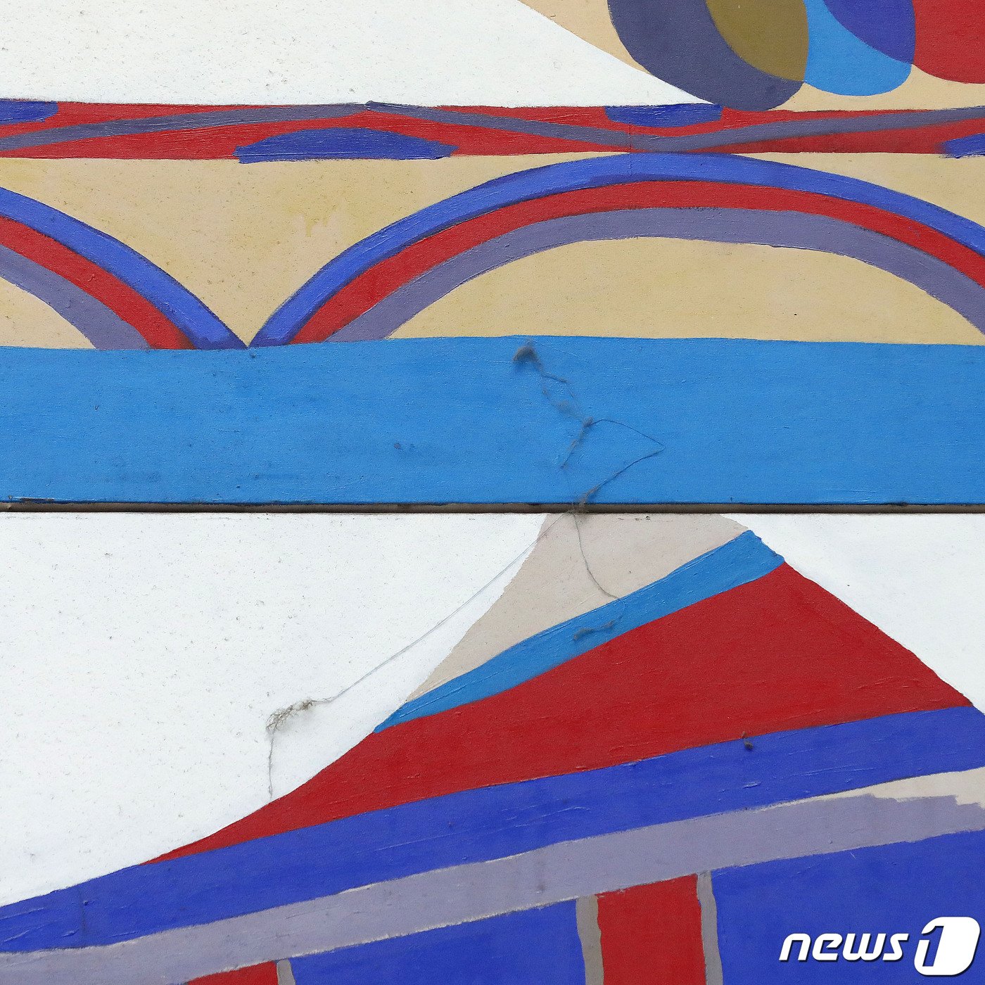 본문 이미지 - 전혁림 화백의 작품 '한국의 풍물'에 먼지가 쌓여있다.2023.5.17. 윤일지 기자