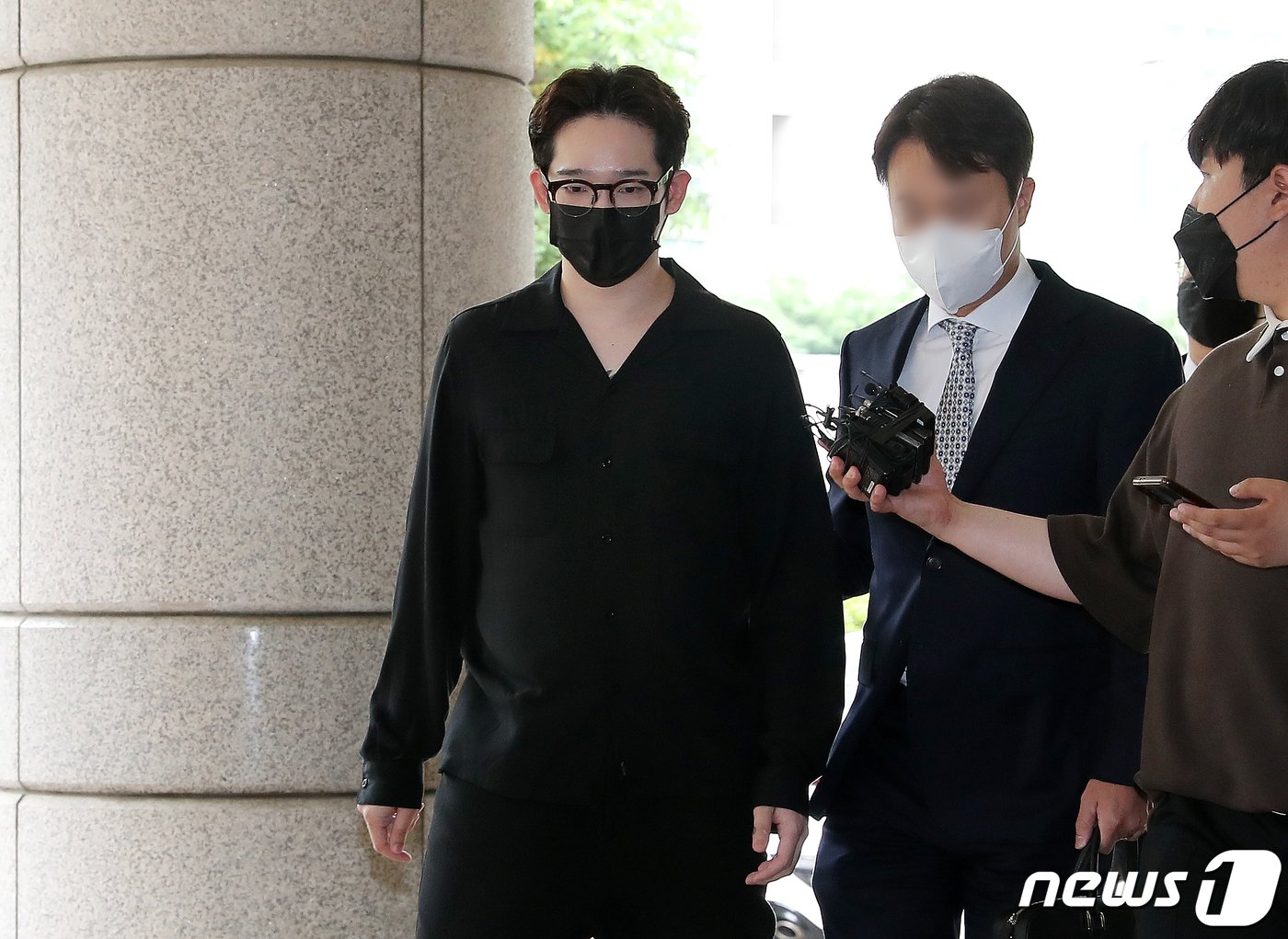 본문 이미지 - 지난 5월 필로폰 투약 혐의를 받는 가수 남태현이 서울 마포구 서울서부지방법원에서 열리는 구속전피의자심문(영장실질심사)에 출석하고 있다. 2023.5.18/뉴스1 ⓒ News1 김진환 기자