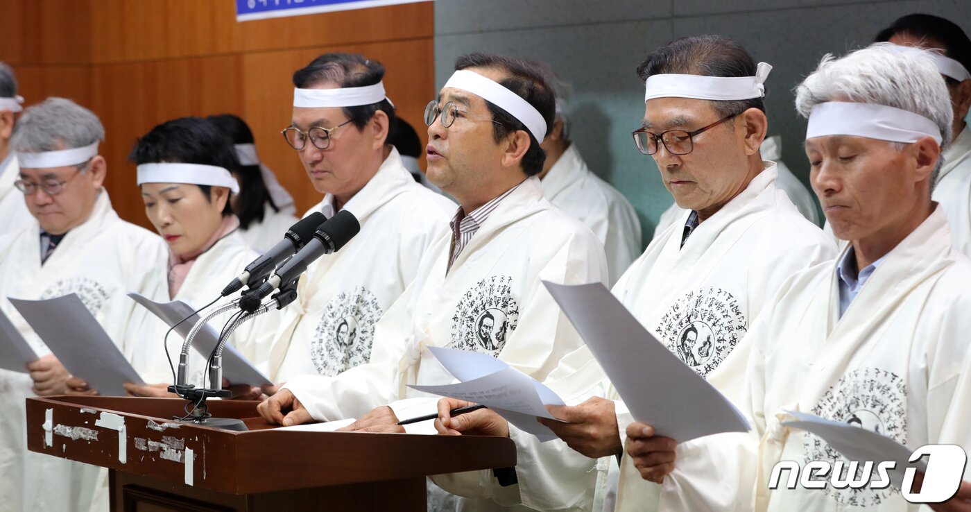 본문 이미지 - 정읍 시민사회단체 관계자들이 18일 전북 전주시 전북도의회에서 '전라도천년사' 고부봉기 오류 비판 기자회견을 하고 있다. 2023.5.18/뉴스1 ⓒ News1 유경석 기자