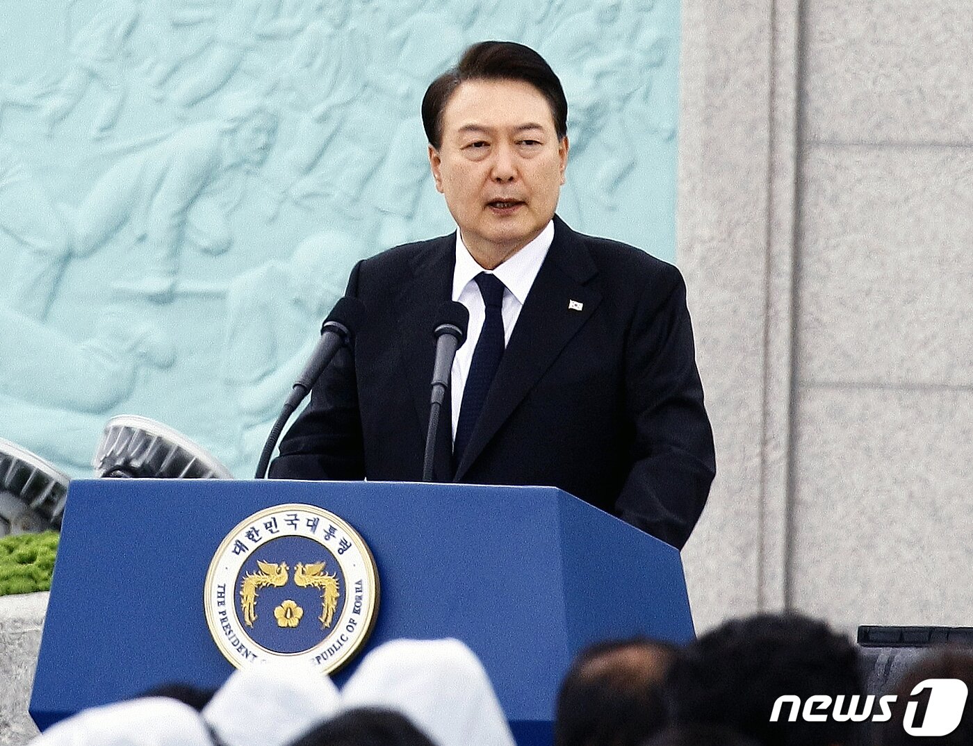 본문 이미지 - 윤석열 대통령이 18일 광주 북구 국립 5·18민주묘지에서 열린 제43주년 5·18민주화운동 기념식 '오월정신 국민과 함께'에서 기념사를 하고 있다. 2023.5.18/뉴스1 ⓒ News1 김태성 기자