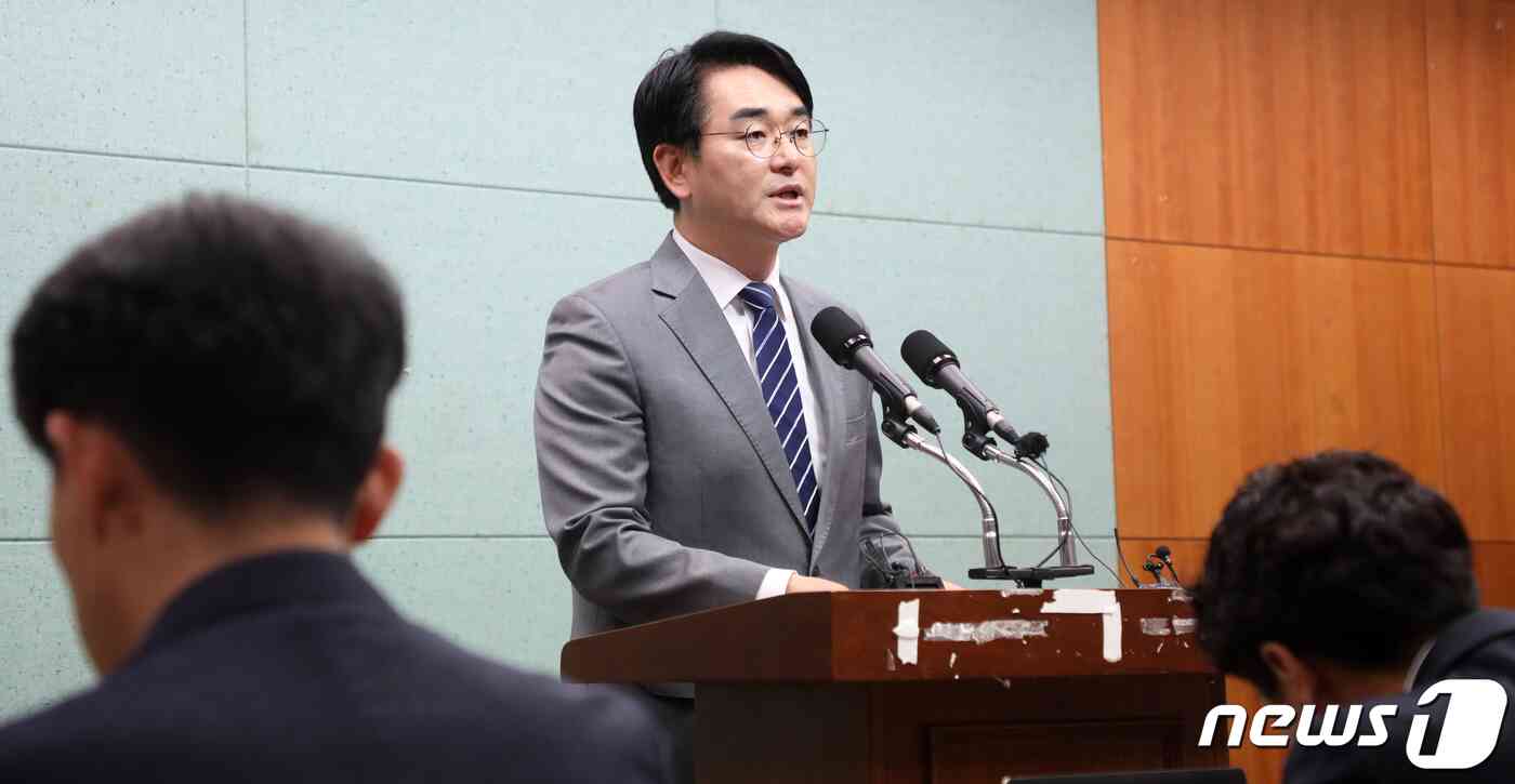 박용진 더불어민주당 의원이 18일 전북 전주시 전북도의회에서 금융중심지 관련 기자회견을 열고 질의에 답하고 있다. 2023.5.18/뉴스1 © News1 유경석 기자