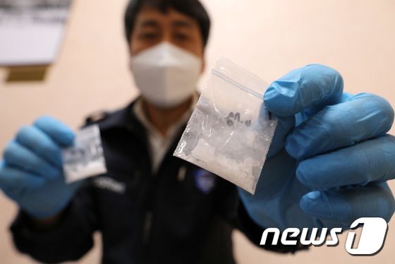 서울 강남구 서울세관 관계자가 마약밀수 적발 도구를 설명하는 모. © News1 