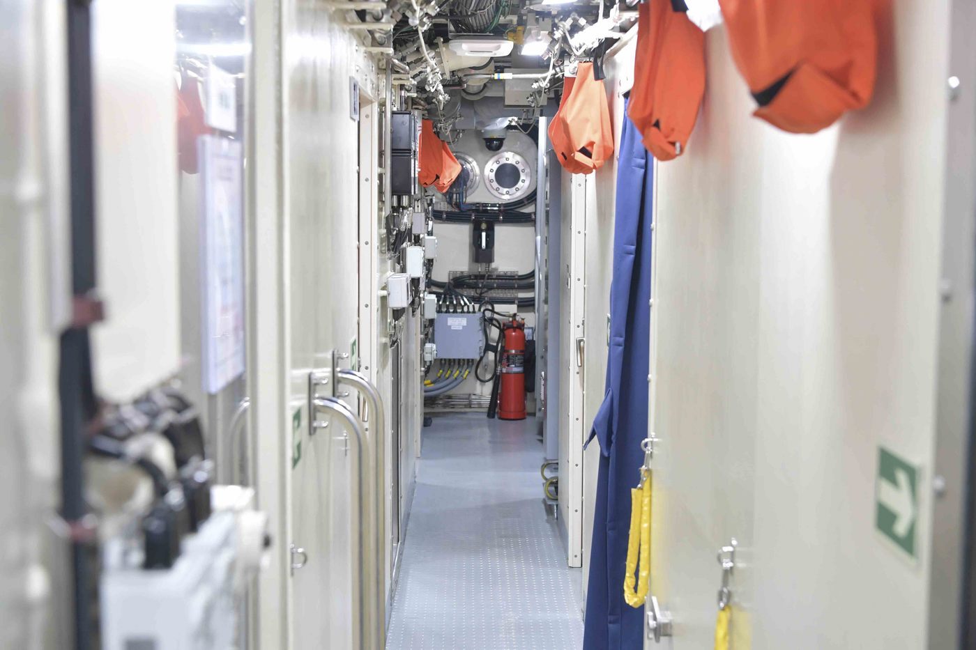 본문 이미지 - 해군 잠수함 '도산안창호함' 사관구역 통로. (해군 제공)