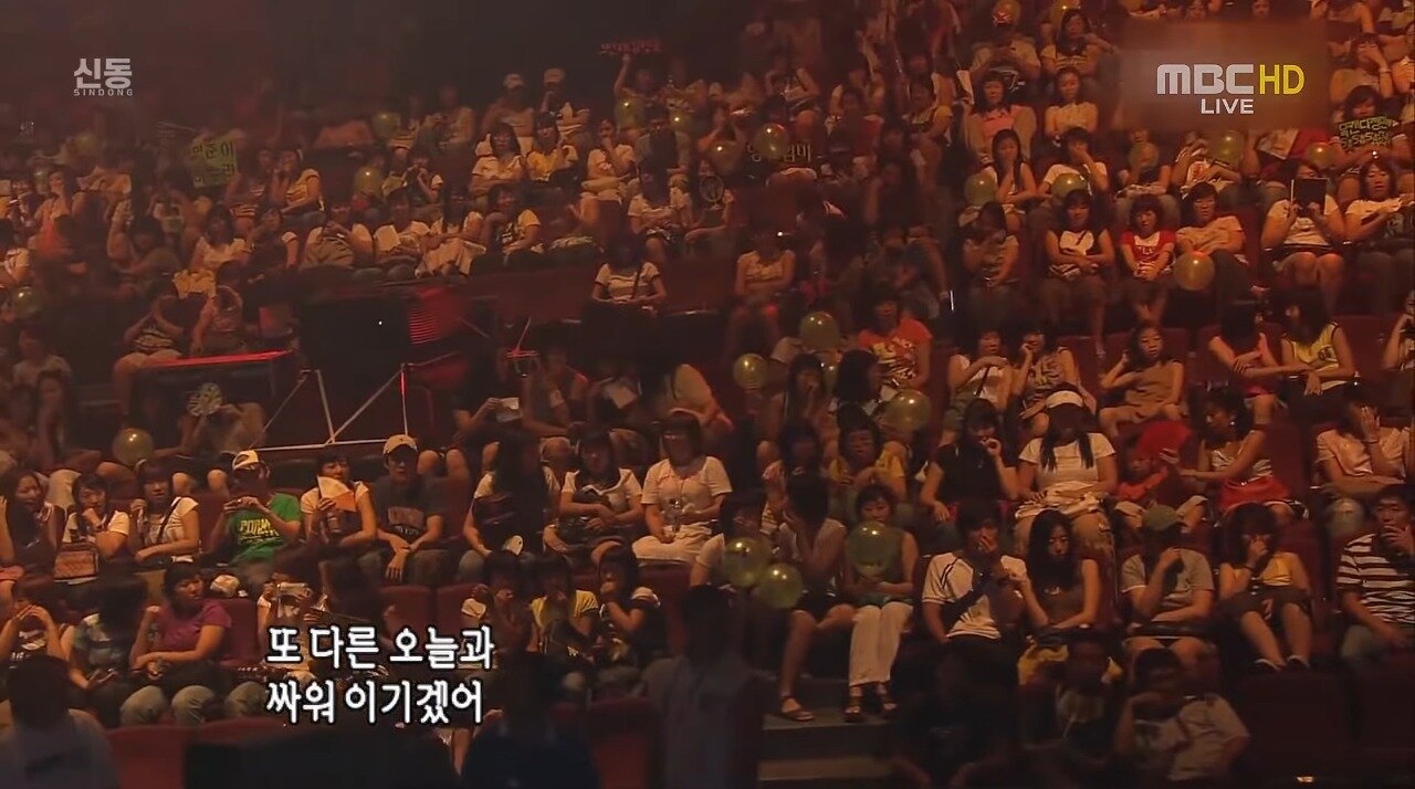 본문 이미지 - 당시 현장에 있던 관객들이 충격받은 모습. (유튜브 갈무리)