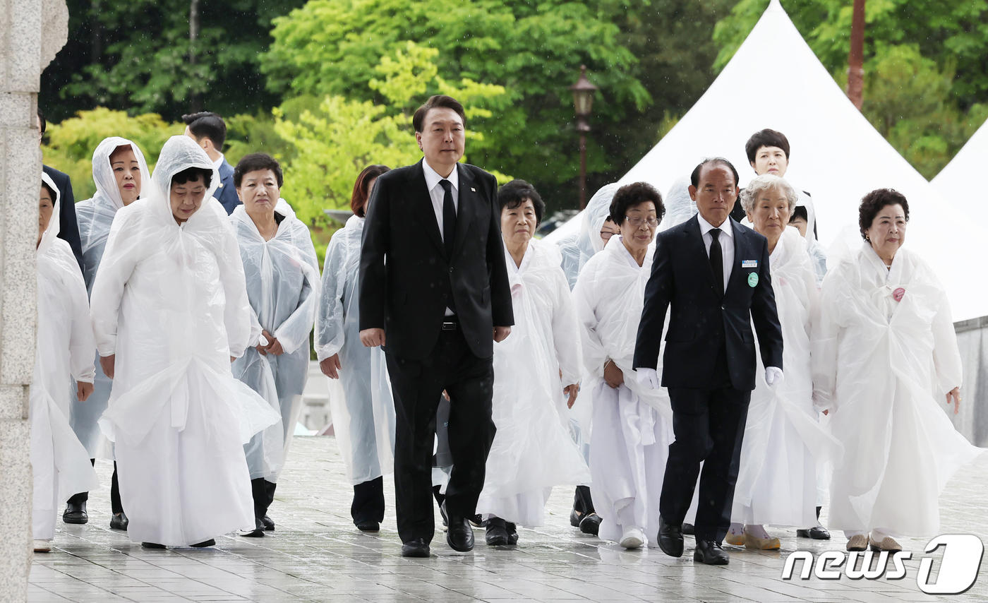 (광주=뉴스1) 황기선 기자 = 윤석열 대통령이 18일 오전 광주광역시 북구 운정동 국립5·18민주묘지에서 열린 제43주년 5·18민주화운동 기념식에 참석하기 위해 오월어머니들과 …