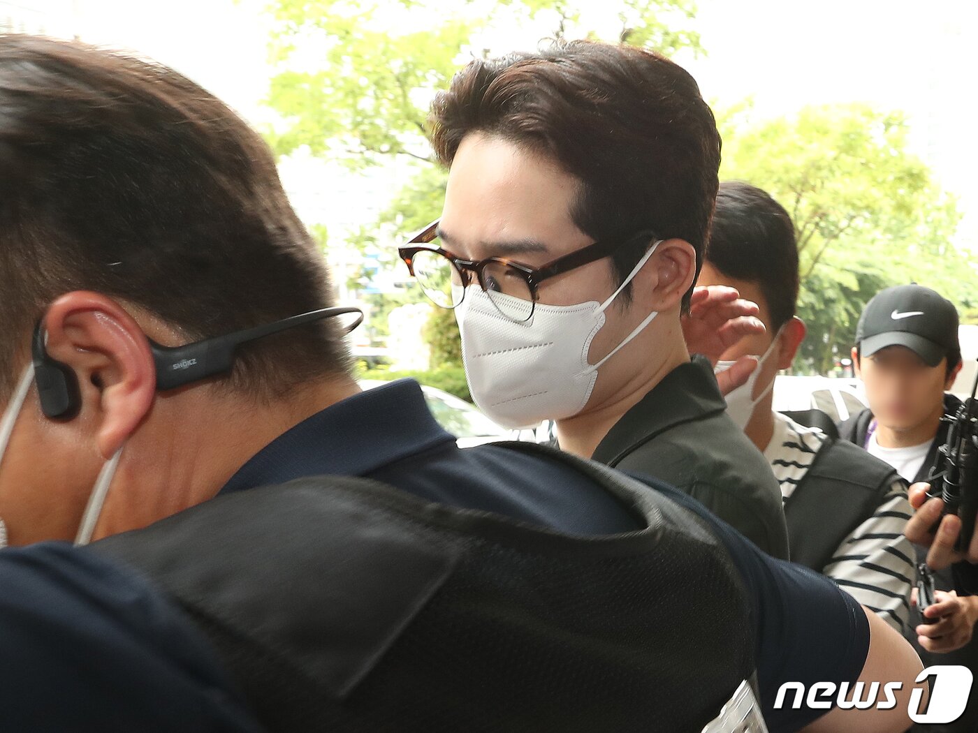 본문 이미지 - 필로폰 투약 혐의를 받는 가수 남태현이 서울 마포구 서울서부지방법원에서 열린 구속전피의자심문(영장실질심사)을 마친 뒤 법원을 나서고 있다. 2023.5.18/뉴스1 ⓒ News1 김진환 기자