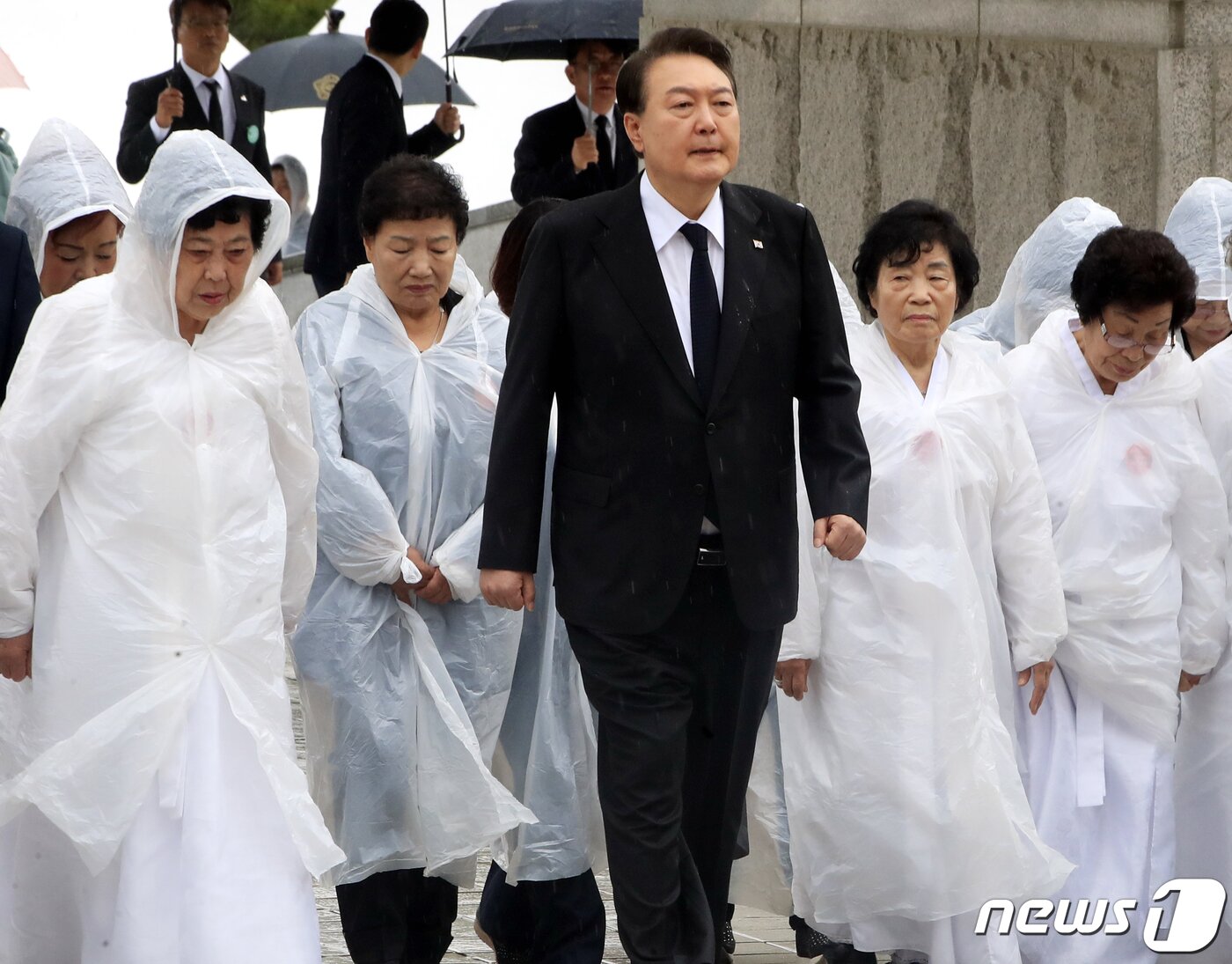 본문 이미지 - 윤석열 대통령이 18일 오전 광주광역시 북구 운정동 국립5·18민주묘지에서 열린 제43주년 5·18민주화운동 기념식에 오월어머니들과 입장하고 있다. (공동취재) 2023.5.18/뉴스1 ⓒ News1 황기선 기자