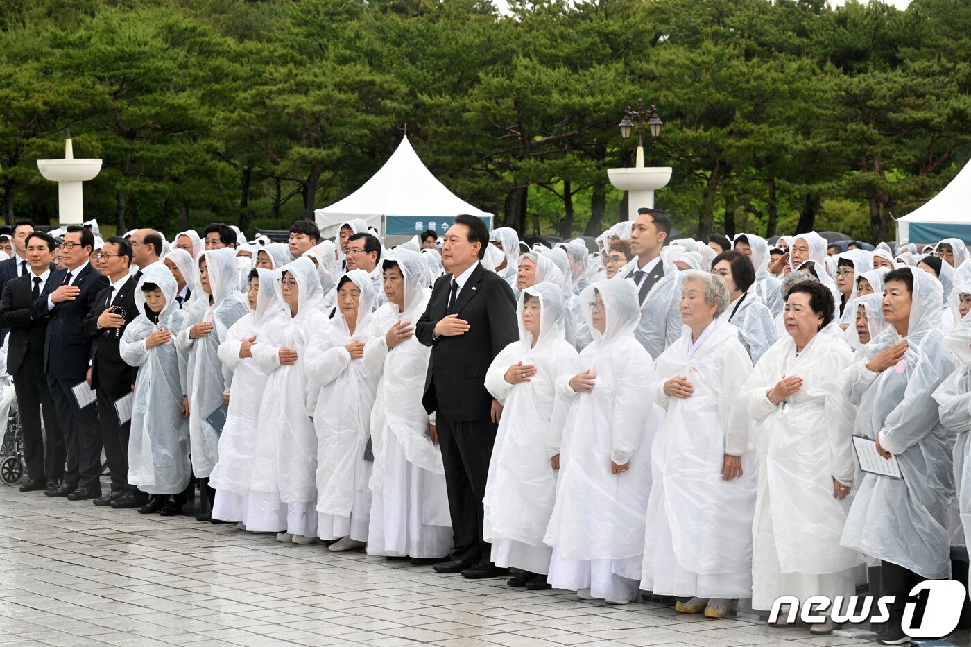 본문 이미지 - 윤석열 대통령이 18일 광주 북구 국립5·18민주묘지에서 열린 제43주년 5·18민주화운동 기념식에서 국기에 경례를 하고 있다. (공동취재) 2023.5.18/뉴스1 ⓒ News1 황기선 기자