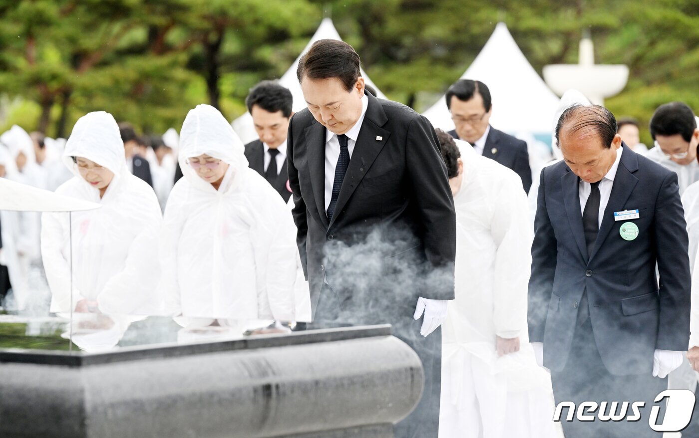 본문 이미지 - 윤석열 대통령이 18일 광주 북구 국립5·18민주묘지에서 열린 제43주년 5·18민주화운동 기념식에서 헌화 및 분향한 뒤 묵념하고 있다. (공동취재) 2023.5.18/뉴스1 ⓒ News1 황기선 기자