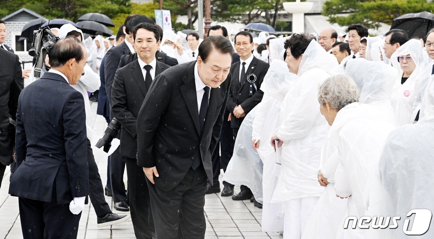본문 이미지 - 윤석열 대통령이 18일 광주 북구 국립5·18민주묘지에서 열린 제43주년 5·18민주화운동 기념식에서 오월어머니들과 인사를 나누고 있다. (공동취재) 2023.5.18/뉴스1 ⓒ News1 황기선 기자