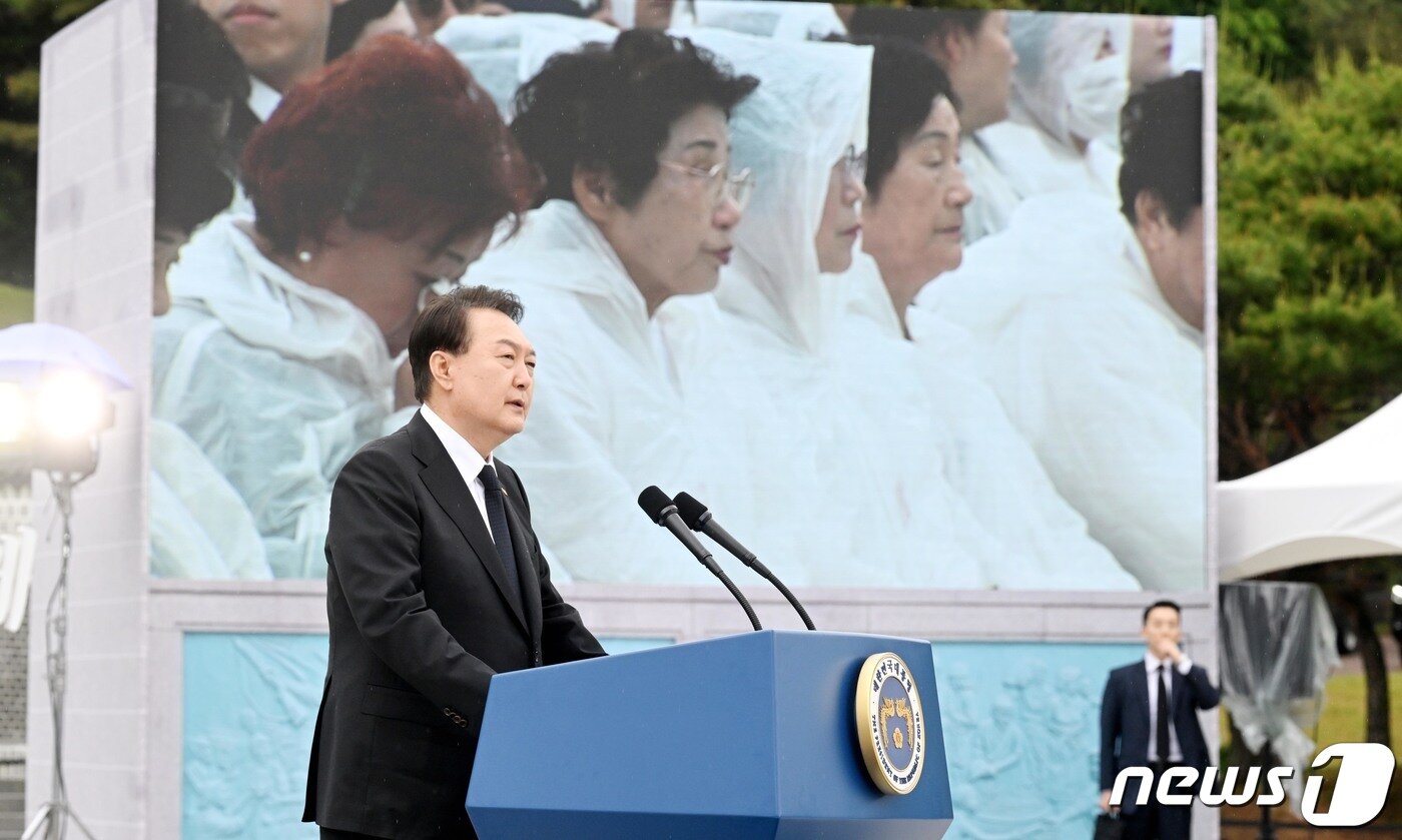 본문 이미지 - 윤석열 대통령이 18일 광주 북구 국립 5·18민주묘지에서 열린 제43주년 5·18민주화운동 기념식 '오월정신 국민과 함께'에서 기념사를 하고 있다. (공동취재) 2023.5.18/뉴스1 ⓒ News1 황기선 기자