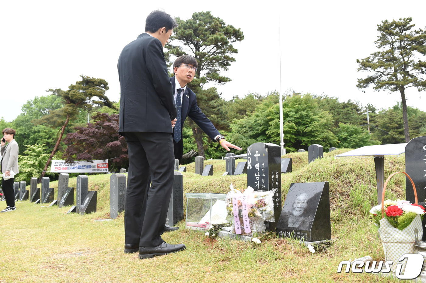 본문 이미지 - 고(故) 전두환씨의 손자 전우원씨(27)가 제43주년 5·18민주화운동 당일인 18일 오전 국립민주묘지 망월동 민족민주열사묘역(구묘역)을 찾아 백남기 농민 묘비를 둘러보고 있다.2023.5.18/뉴스1 ⓒ News1 김동수 기자