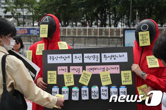 18일 서울 용산구 전쟁기념관 앞에서 열린 '정부여당의 무늬만 전세사기·깡통전세 특별법 규탄 및 해결 촉구 기자회견'에서 참가자들이 피해자 인정범위 확대, 선구제 후회수 등 보증금 회수 방안 마련 등을 촉구하는 퍼포먼스를 하고 있다. 2023.5.18/뉴스1 © News1 이승배 기자