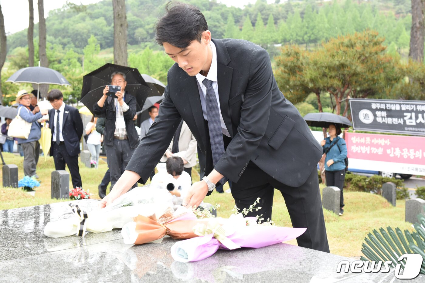 본문 이미지 - 고(故) 전두환씨의 손자 전우원씨가 5·18민주화운동 43주기인 18일 오전 북구 망월동 민족민주열사묘역(구묘역)을 찾아 헌화하고 있다. ⓒ News1 김동수 기자