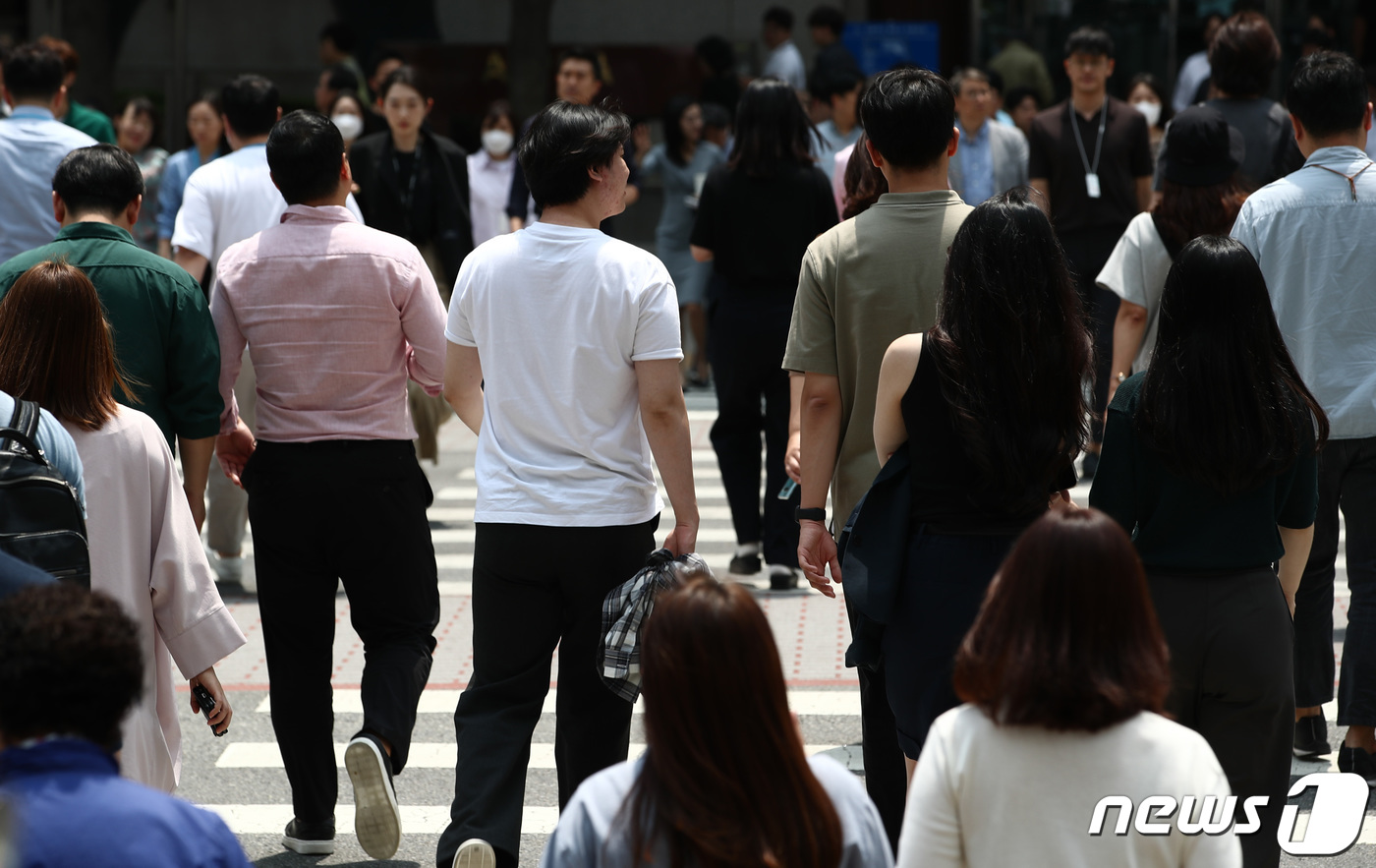 (서울=뉴스1) 김민지 기자 = 맑은 날씨를 보인 18일 서울 광화문 일대에서 시민들이 발걸음을 옮기고 있다. 2023.5.18/뉴스1