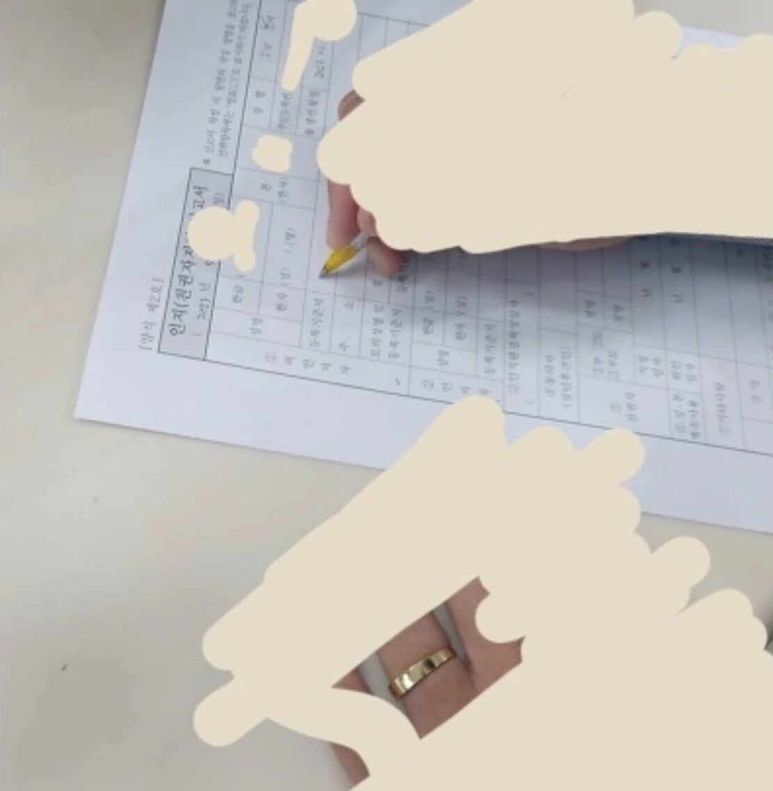 본문 이미지 - A씨는 상간남과 로이드에서 맞춘 커플링을 자랑하기도 했다. (온라인 커뮤니티 갈무리)