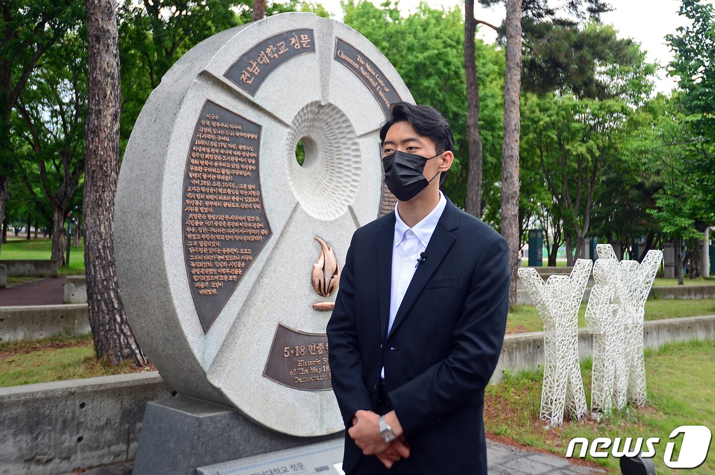 본문 이미지 - 고(故) 전두환 씨의 손자 전우원 씨가 5·18민주화운동 43주기인 18일 오후 5·18민주화운동 최초 발원지인 광주 북구 전남대학교를 방문하고 있다. 2023.5.18/뉴스1 ⓒ News1 이승현 기자