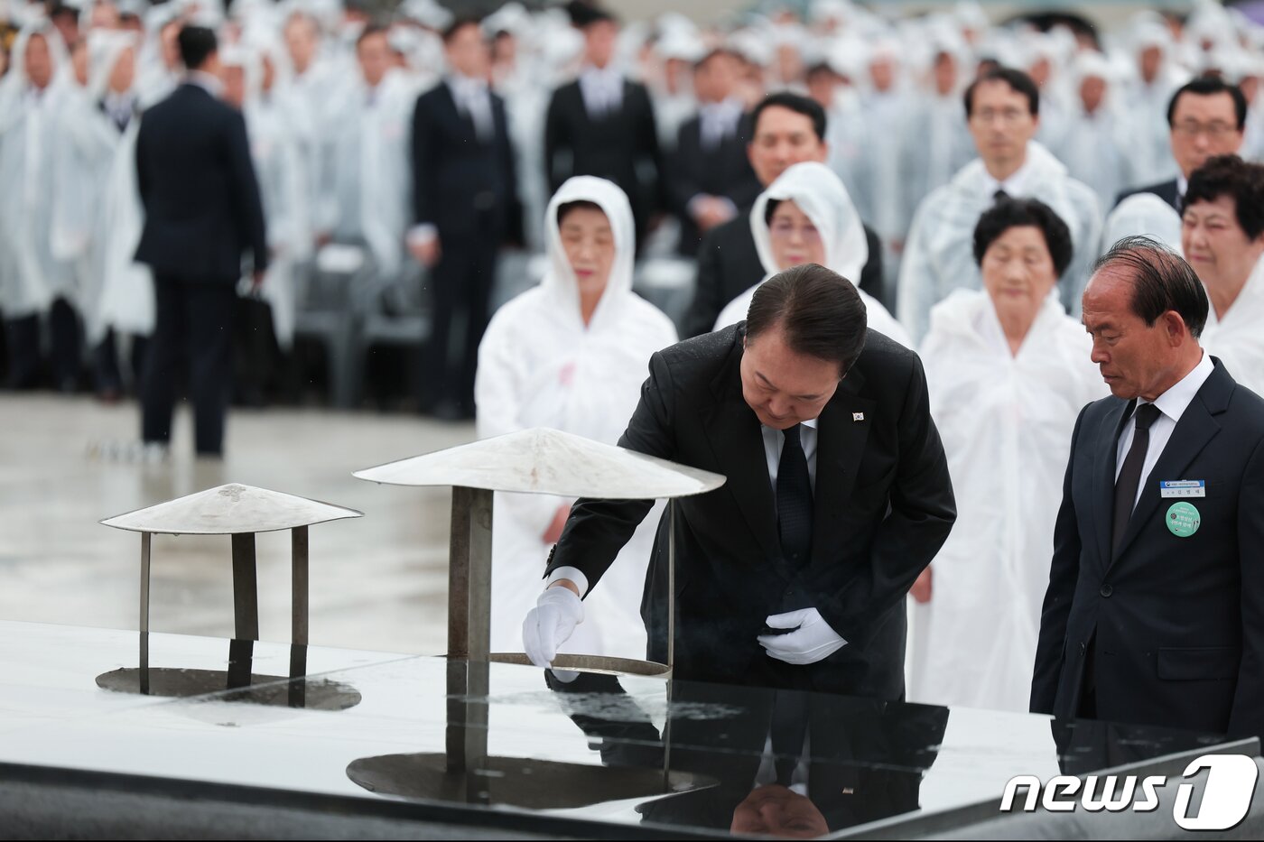 본문 이미지 - 윤석열 대통령이 18일 광주 북구 국립5·18민주묘지에서 열린 제43주년 5·18민주화운동 기념식에서 추모탑에 분향하고 있다. (대통령실 제공) 2023.5.18/뉴스1 ⓒ News1 오대일 기자