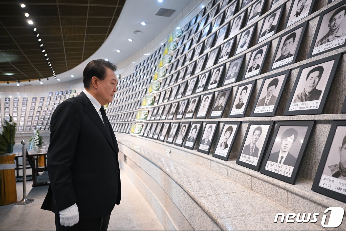본문 이미지 - 윤석열 대통령이 18일 광주 북구 국립5·18민주묘지에서 열린 제43주년 5·18민주화운동 기념식을 마친 후 유영봉안소를 둘러보고 있다. (대통령실 제공) 2023.5.18/뉴스1 ⓒ News1 오대일 기자