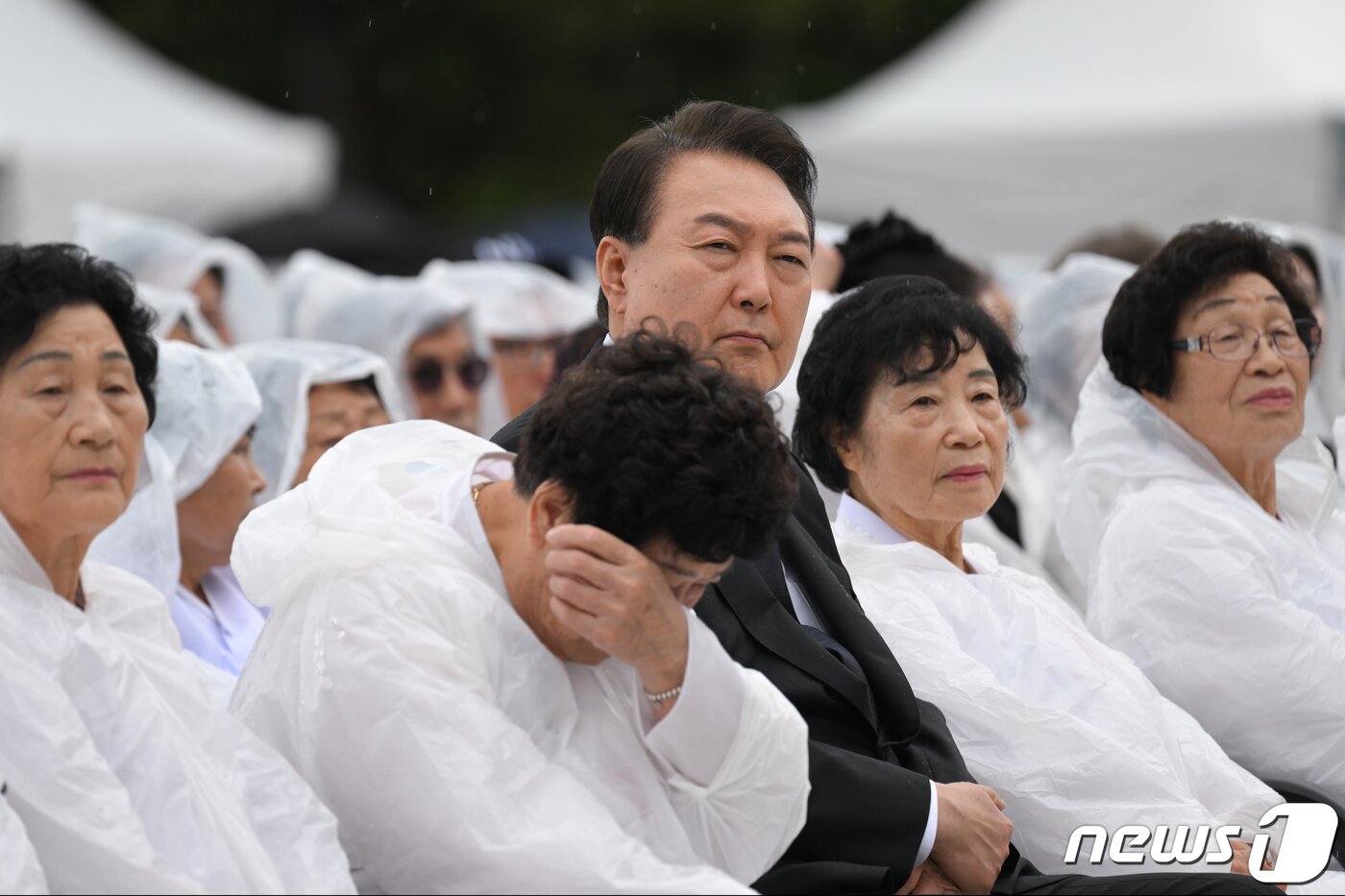 본문 이미지 - 윤석열 대통령이 18일 광주 북구 국립5·18민주묘지에서 열린 제43주년 5·18민주화운동 기념식에 참석해 생각에 잠겨 있다. (대통령실 제공) 2023.5.18/뉴스1 ⓒ News1 오대일 기자
