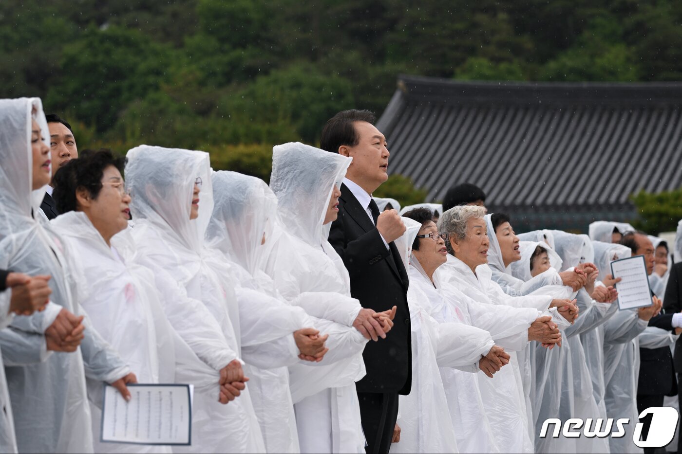 본문 이미지 - 윤석열 대통령이 18일 광주 북구 국립5·18민주묘지에서 열린 제43주년 5·18민주화운동 기념식에서 '임을 위한 행진곡'을 제창하고 있다. (대통령실 제공) 2023.5.18/뉴스1 ⓒ News1 오대일 기자