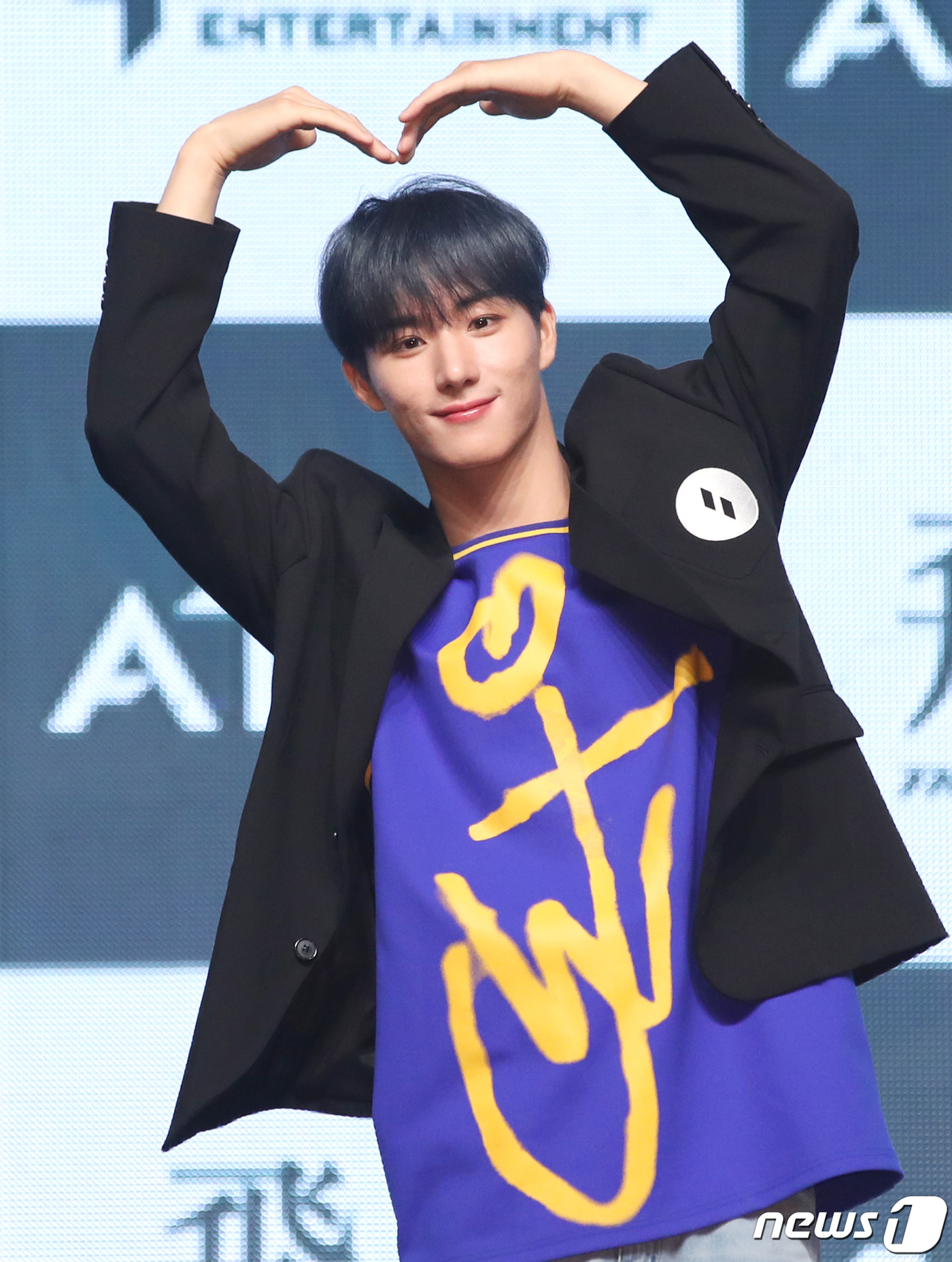 (서울=뉴스1) 권현진 기자 = 에이티비오(ATBO) 정승환이 18일 서울 용산구 블루스퀘어에서 가진 미니 3집 앨범 '더 비기닝: 비상' 쇼케이스에서 포즈를 취하고 있다. 202 …