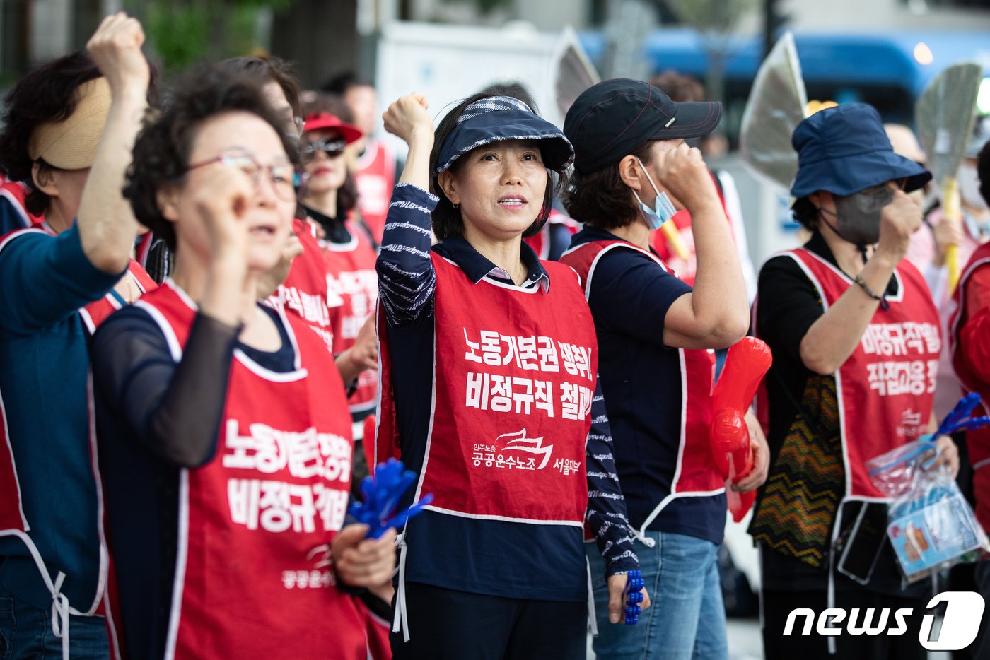 청소노동자들이 18일 서울역 인근에서 &#39;올려라 최저임금, 보장하라 실질임금&#39; 청소노동자 한마당을 열고 최저임금 인상을 촉구하는 구호를 외치고 있다. 2023.5.18/뉴스1 ⓒ News1 유승관 기자