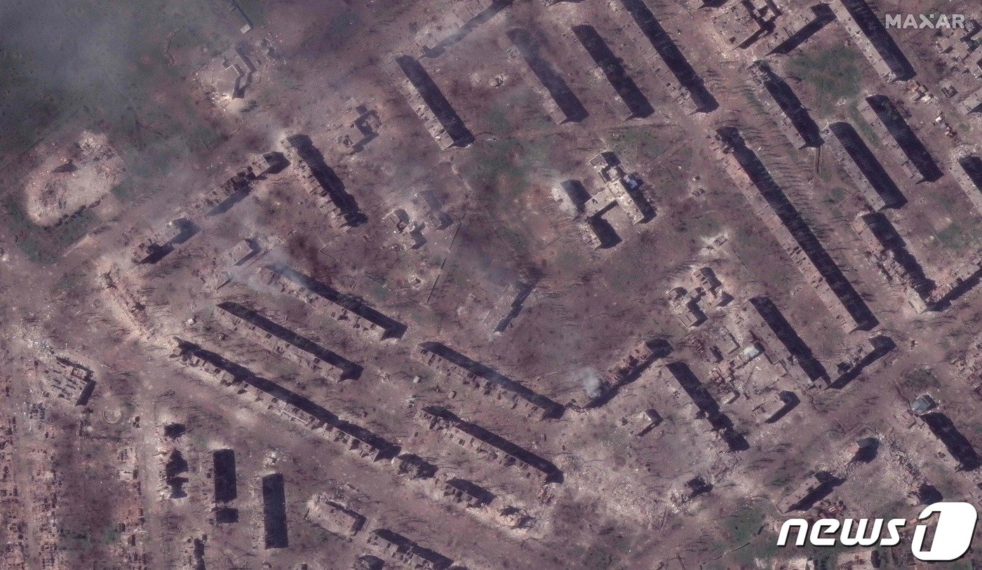 본문 이미지 - 17일(현지시간) 미국 인공위성 분석업체 막사르 테크놀로지스가 공개한 전날 바흐무트 모습 촬영본. 2023.5.17 ⓒ AFP=뉴스1 ⓒ News1 정윤미 기자