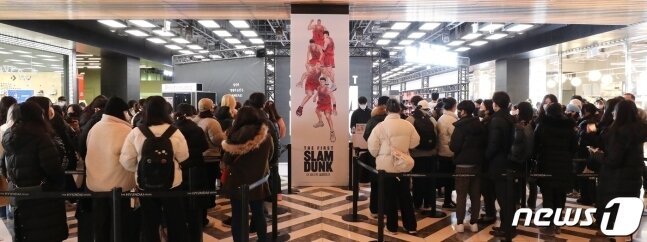 본문 이미지 - 더현대 서울 슬램덩크 팝업 평일 대기 모습(현대백화점 제공)