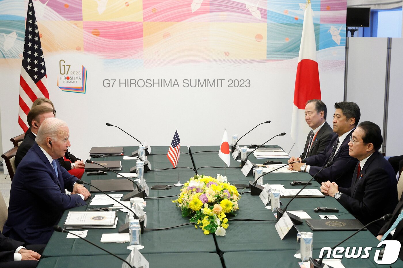 본문 이미지 - 주요 7개국(G7) 정상회의를 하루 앞둔 18일 조 바이든 미국 대통령과 기시다 후미오 일본 총리가 일본 히로시마의 리가로얄 호텔에서 회담하고 있다. 2023.05.18. ⓒ 로이터=뉴스1 ⓒ News1 김성식 기자