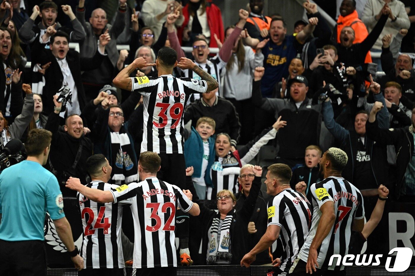 본문 이미지 - 후반 추가시간 쐐기골을 넣은 기마랑이스가 포효하고 있다. ⓒ AFP=뉴스1