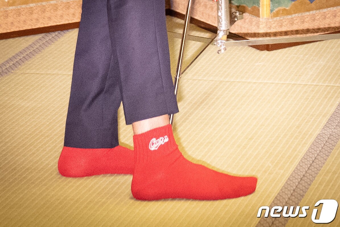 본문 이미지 - 리시 수낵 영국 총리가 18일 (현지시간) 히로시마에서 열리는 G7 정상회의에 앞서 일식집서 기시다 후미오 일본 총리와 회담서 일본 프로야구팀 '히로시마 도요 카프' 양말을 신고 있다. ⓒ AFP=뉴스1 ⓒ News1 우동명 기자