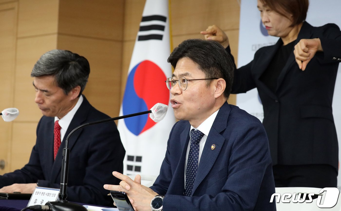 본문 이미지 - 유국회 전문가 현장 시찰단장과 박구연 국무조정실 국무1차장이 19일 오전 서울 종로구 세종대로 정부서울청사에서 후쿠시마 원전 오염수 전문가 현장 시찰단 방일 활동 계획 브리핑을 하고 있다. 2023.5.19/뉴스1 ⓒ News1 김명섭 기자