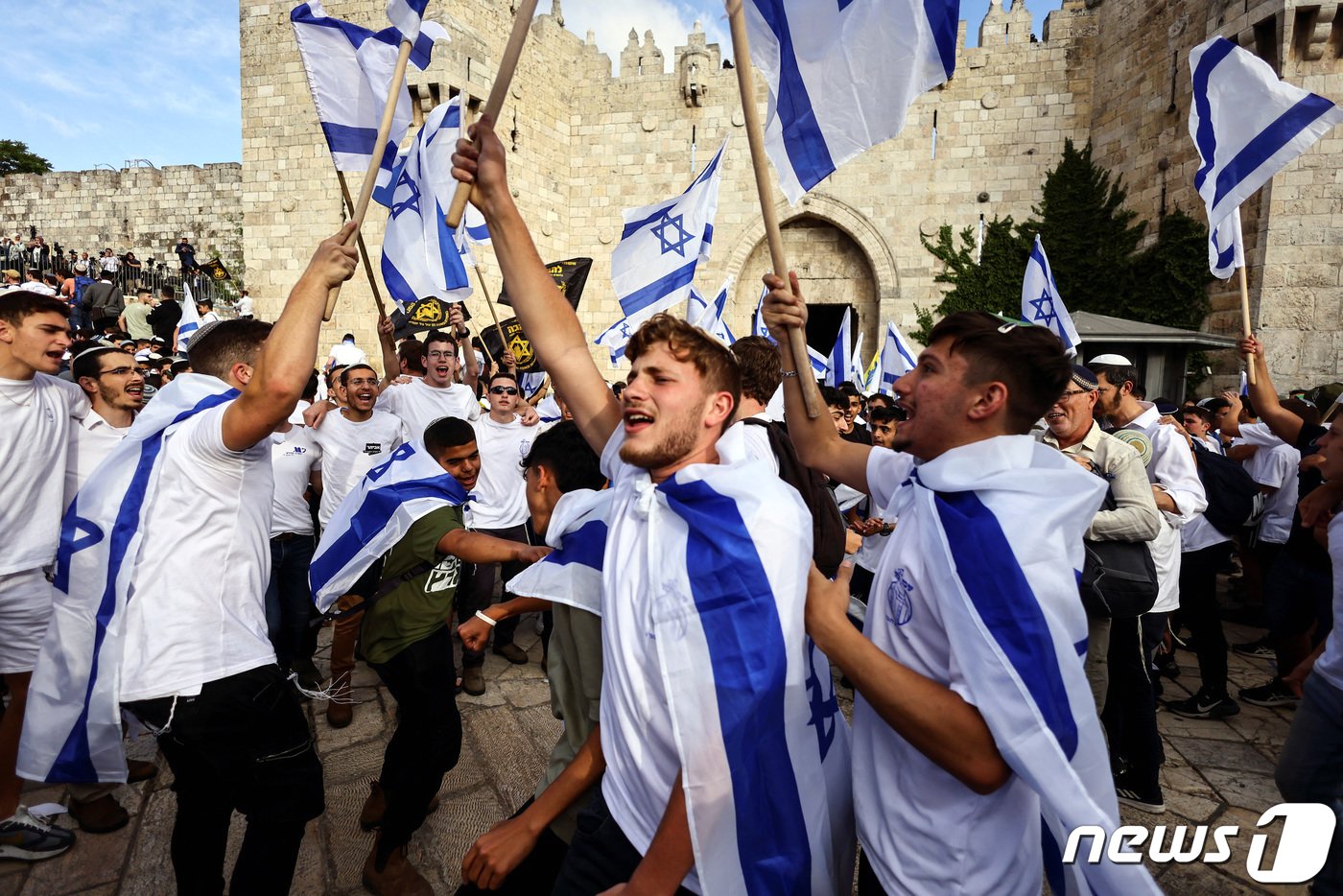 본문 이미지 - 동예루살렘 점령을 기념하는 이스라엘 &#39;깃발 행진&#39;이 18일&#40;현지시간&#41; 열렸다. 이날 수만명의 이스라엘 국우파들이 모여 이스라엘 국기를 흔들며 통곡의 벽까지 행진했다. ⓒ 로이터=뉴스1 ⓒ News1 박재하 기자