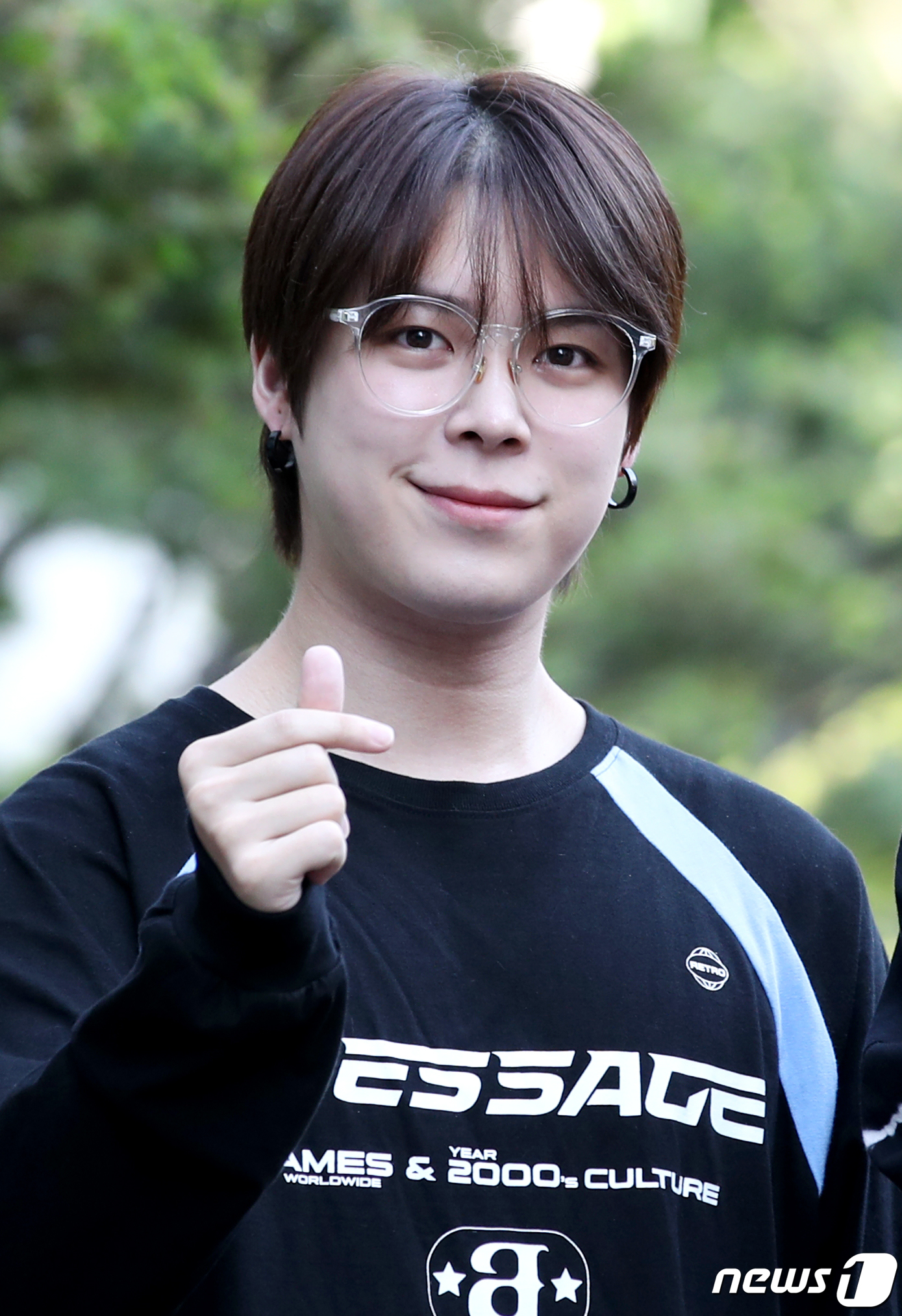 (서울=뉴스1) 권현진 기자 = 베리베리 연호가 19일 서울 영등포구 KBS에서 열린 ‘뮤직뱅크’ 녹화를 위해 방송국에 도착해 인사를 하고 있다. 2023.5.19./뉴스1