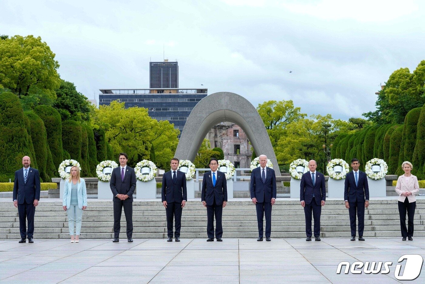 본문 이미지 - 조 바이든 미국 대통령과 기시다 후미오 일본 총리, 올라프 숄츠 독일 총리, 에마뉘엘 마크롱 프랑스 대통령, 리시 수낵 영국 총리, 조르자 멜로니 이탈리아 총리, 쥐스탱 트뤼도 캐나다 총리, 우르줄라 폰데어라이엔 유럽연합(EU) 집행위원장, 샤를 미셸 EU 정상회의 상임의장이 19일 (현지시간) 히로시마에서 열리는 G7 정상회의 중 평화 기념 공원서 헌화를 한 뒤 단체 사진을 찍고 있다. ⓒ AFP=뉴스1 ⓒ News1 우동명 기자