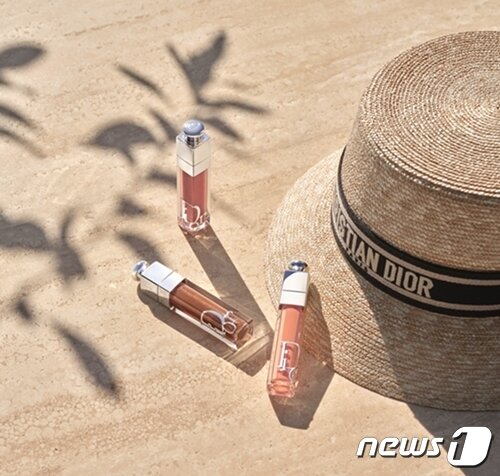 본문 이미지 - 디올뷰티 '2023 썸머룩 메이크업 컬렉션' 상품.(롯데쇼핑 제공)