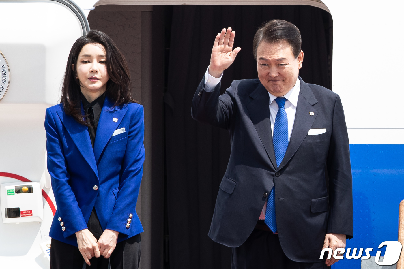 (성남=뉴스1) 유승관 기자 = 주요 7개국(G7) 정상회의 참석 차 일본 히로시마를 방문하는 윤석열 대통령과 김건희 여사가 19일 경기 성남시 서울공항에서 공군1호기에 올라 인사 …
