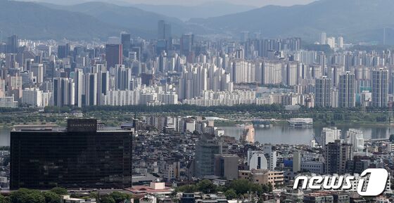 <자료 사진> 서울 중구 남산에서 바라본 아파트 단지. 2023.5.19/뉴스1 © News1 김진환 기자